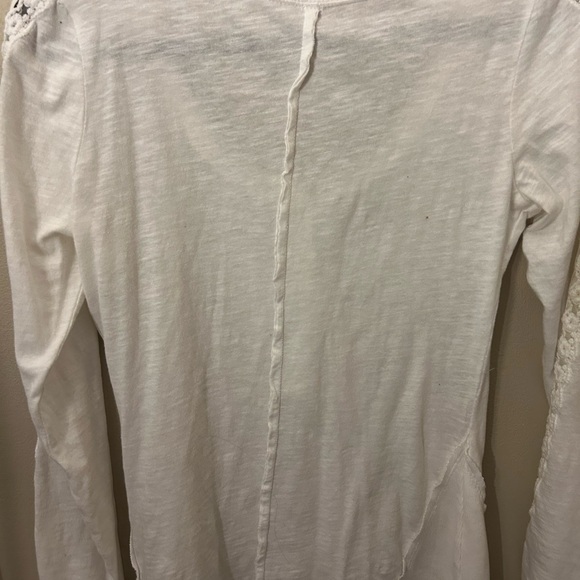 FREE PEOPLE WHITE HENLEY WITH CROCHET DETAILING ON SLEEVES SIZE MEDIUM - Picture 8 of 8